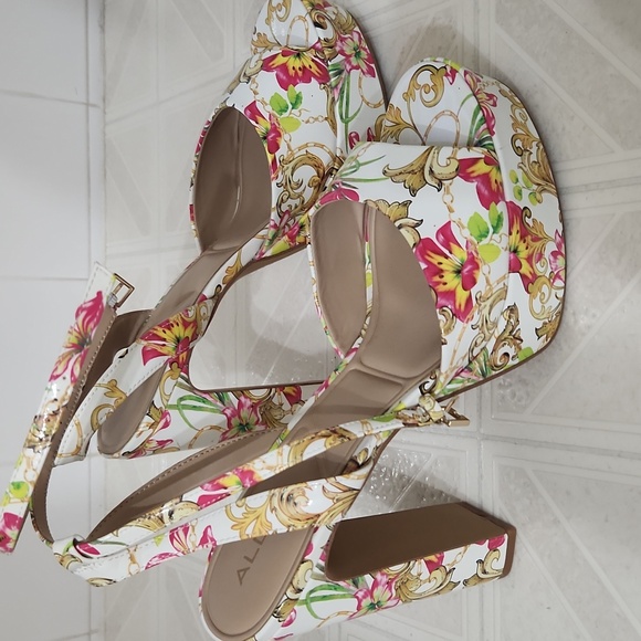 ** HOST PICK Patent Floral Heels - Picture 6 of 9